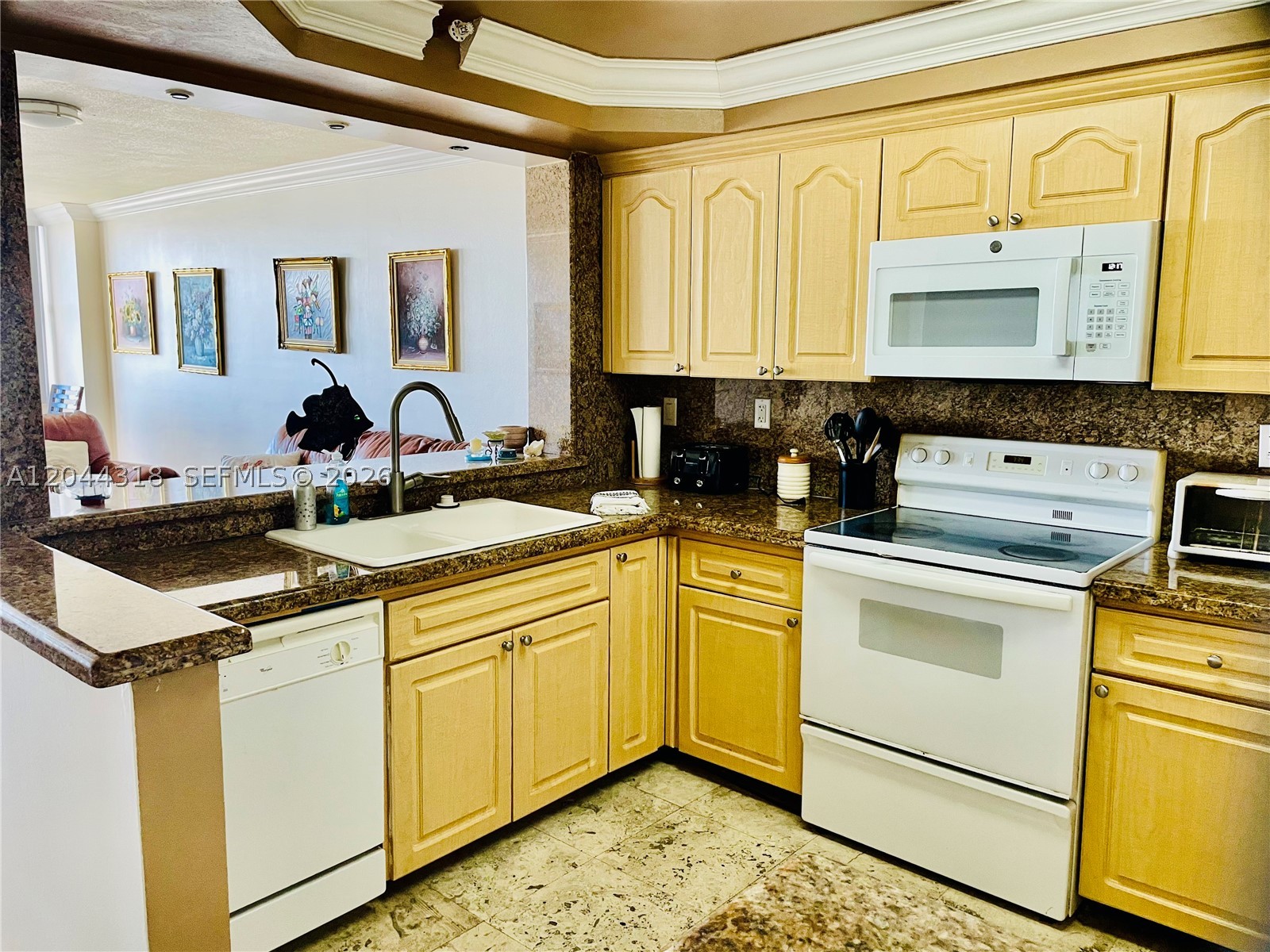 2555 Collins Ave 2006 Property Photo 6