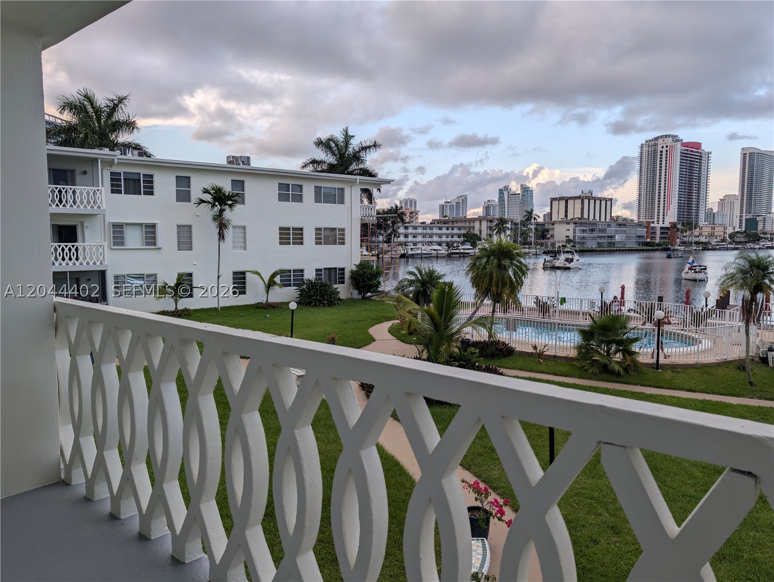 450 Golden Isles Dr 2h Property Photo 5