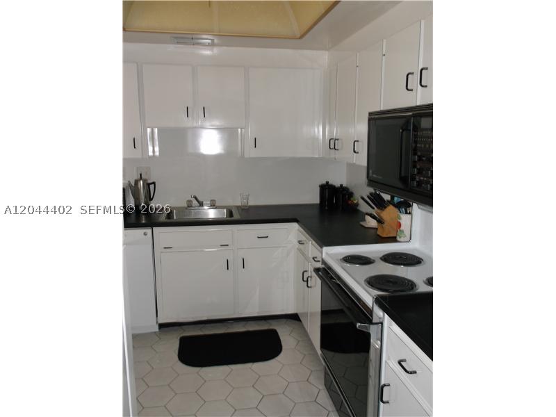 450 Golden Isles Dr 2h Property Photo 11