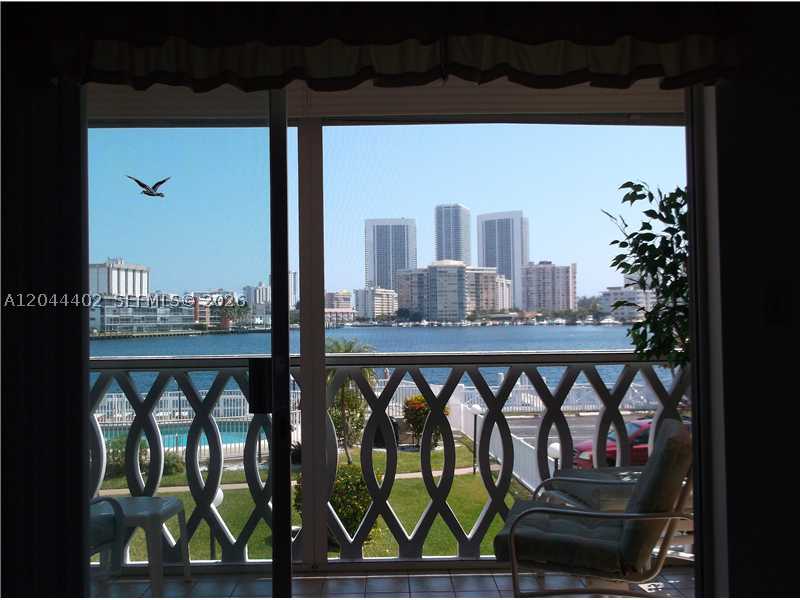 450 Golden Isles Dr 2h Property Photo 14