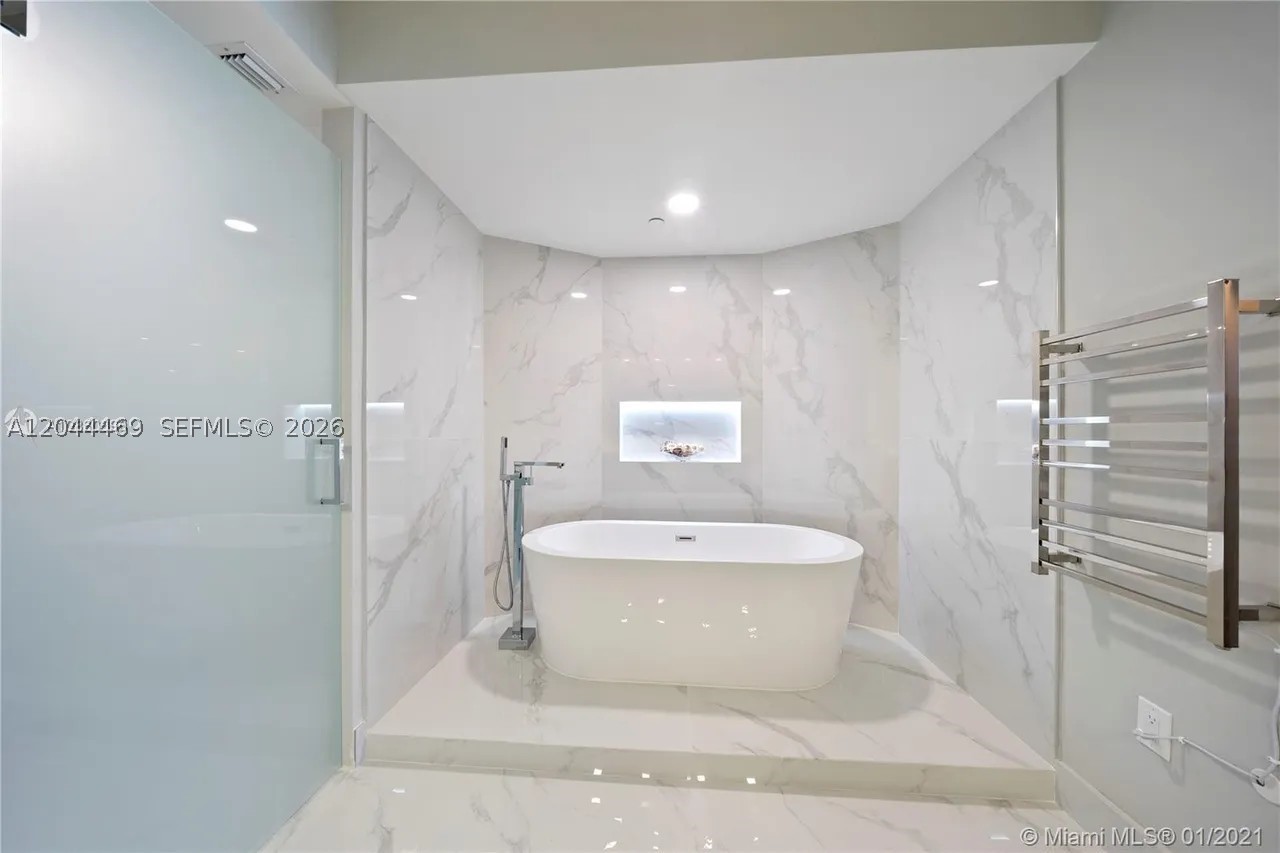 300 S Pointe Dr 3604 Property Photo 25