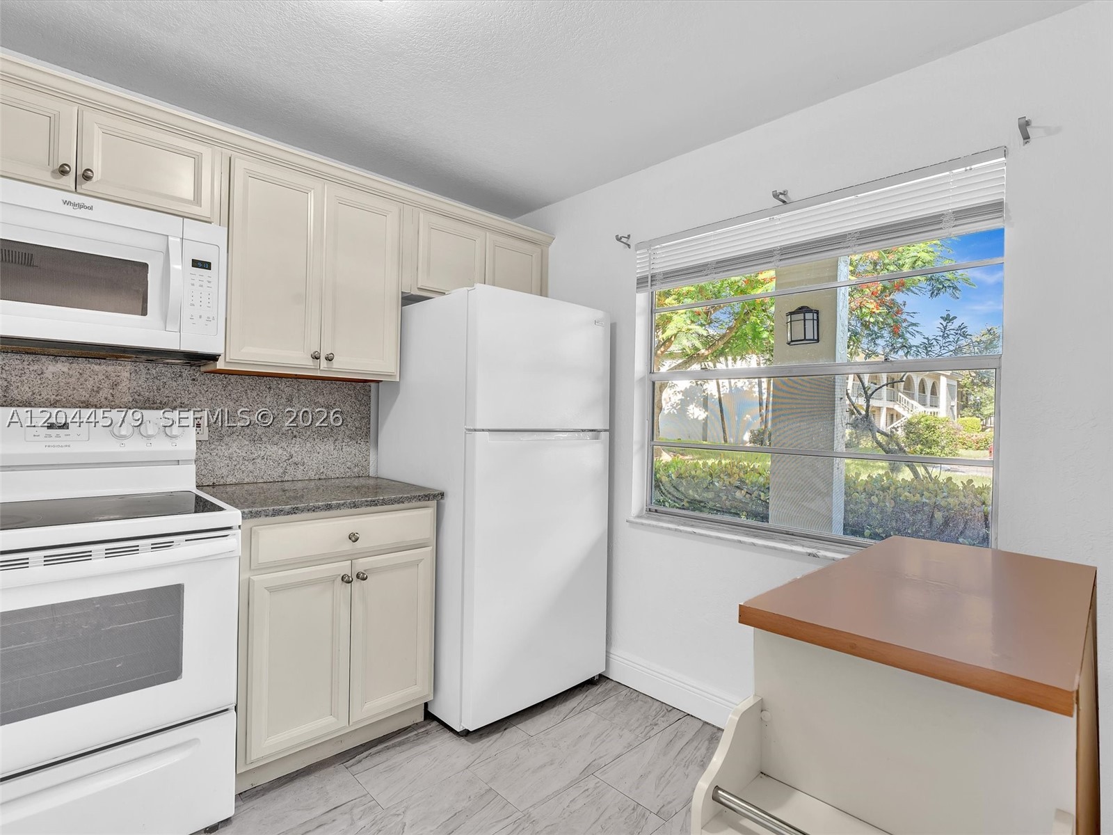 1212 SE Bahama Bnd G1 Property Photo 1