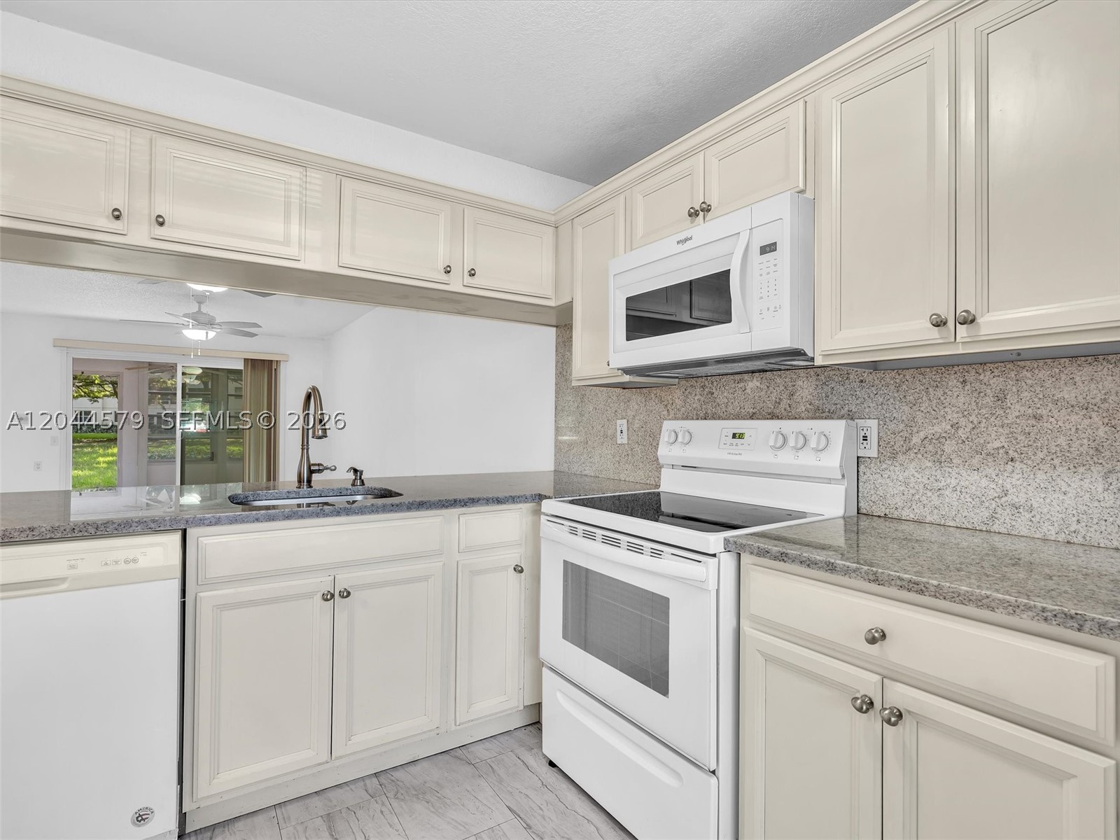 1212 Se Bahama Bnd G1 Property Photo 3