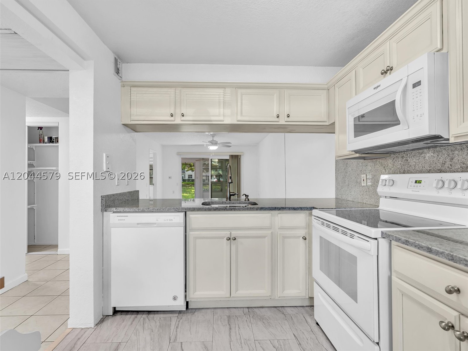 1212 Se Bahama Bnd G1 Property Photo 7