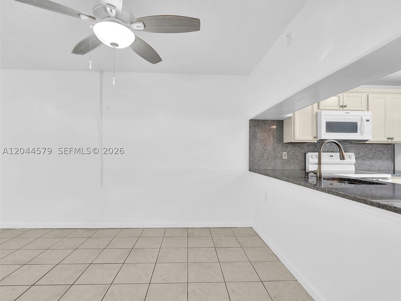 1212 Se Bahama Bnd G1 Property Photo 9