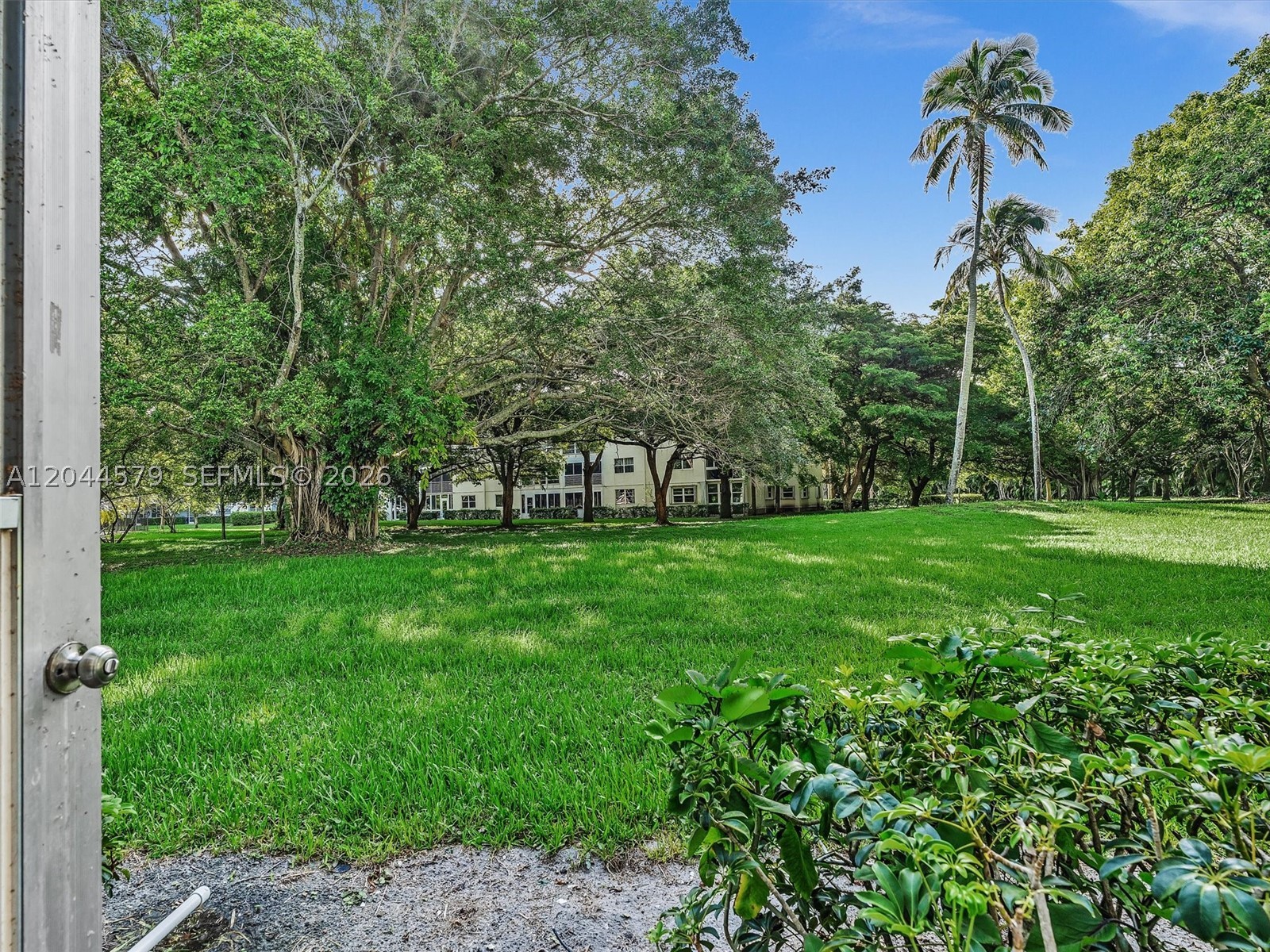 1212 Se Bahama Bnd G1 Property Photo 15