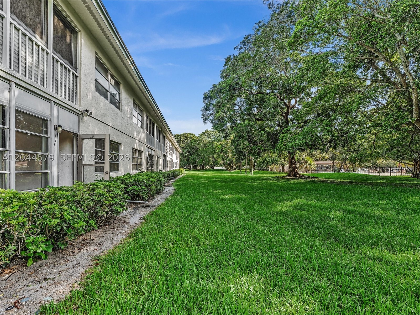 1212 Se Bahama Bnd G1 Property Photo 18