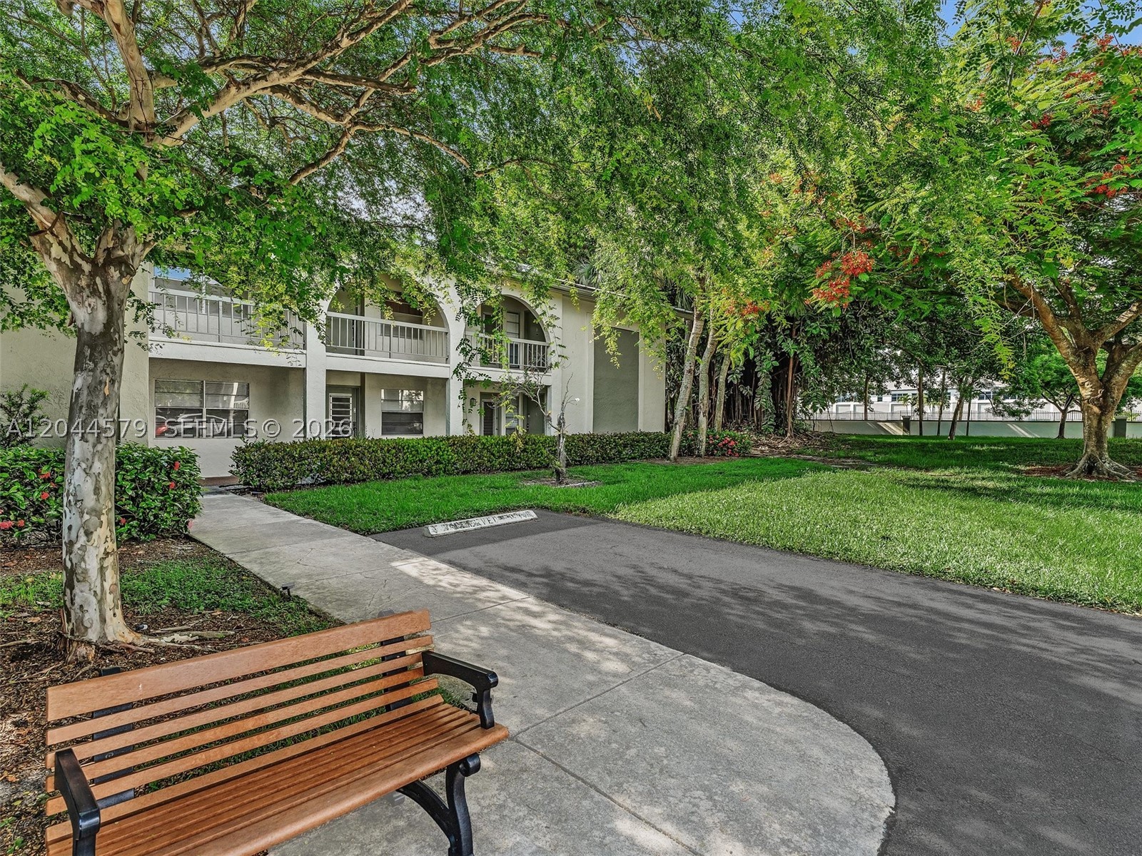 1212 Se Bahama Bnd G1 Property Photo 49