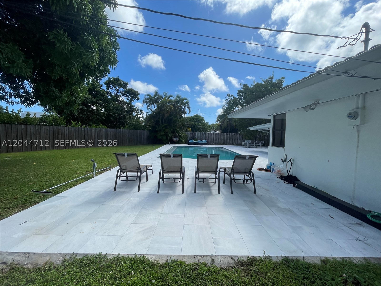 2115 Alamanda Dr Property Photo 2