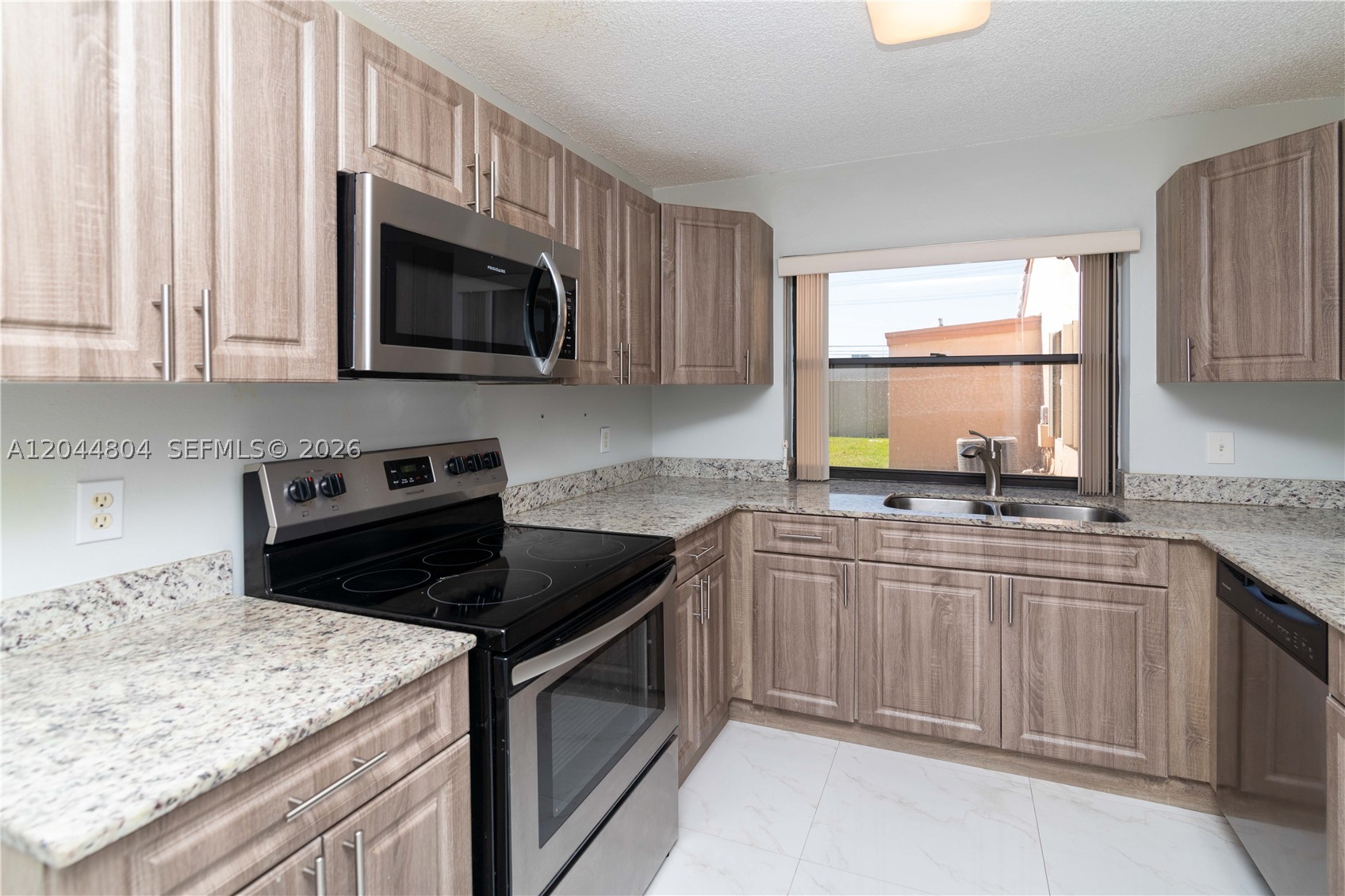 17059 Nw 60th Ct Property Photo 4