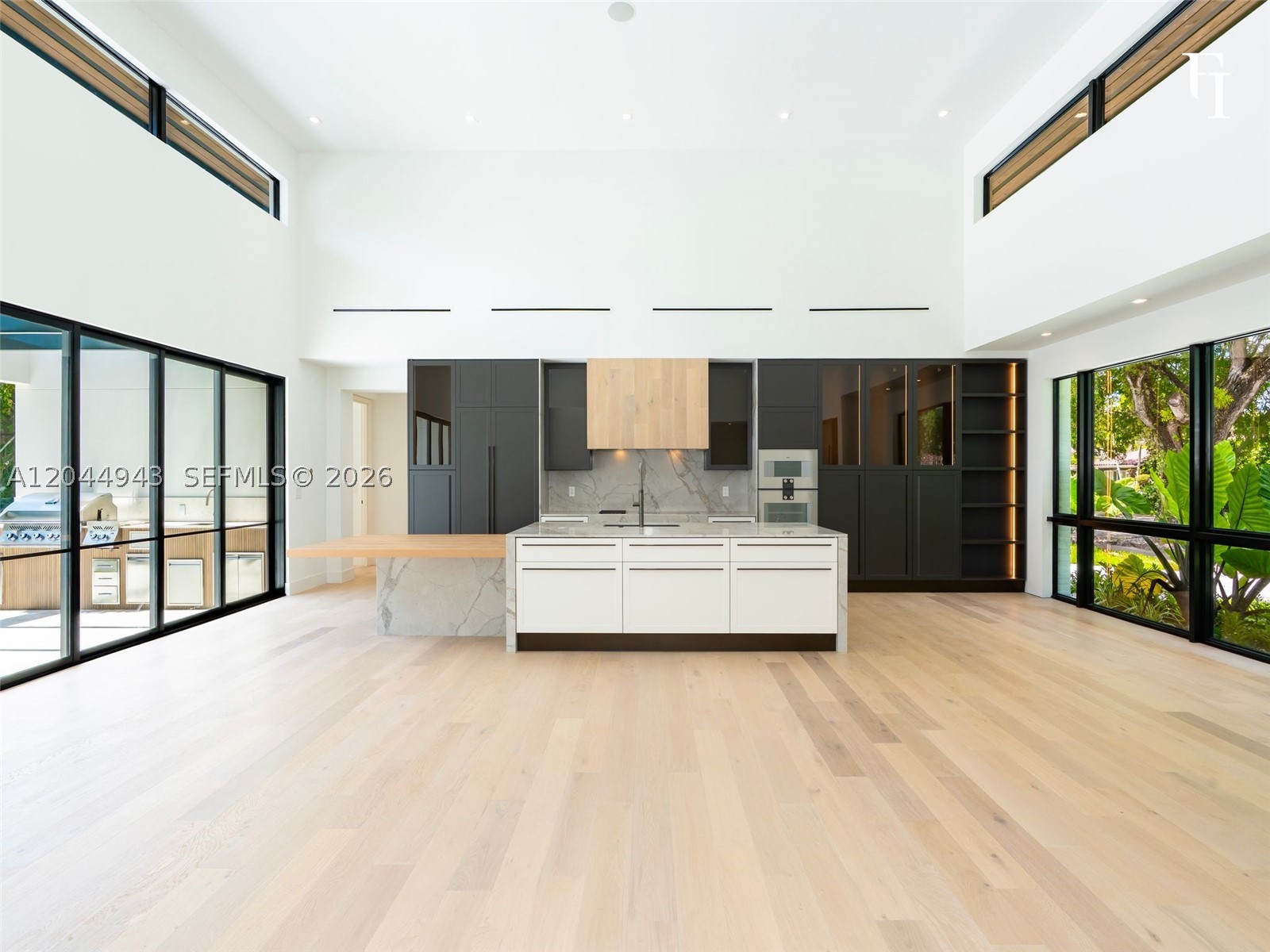 1111 Alberca St Property Photo 7