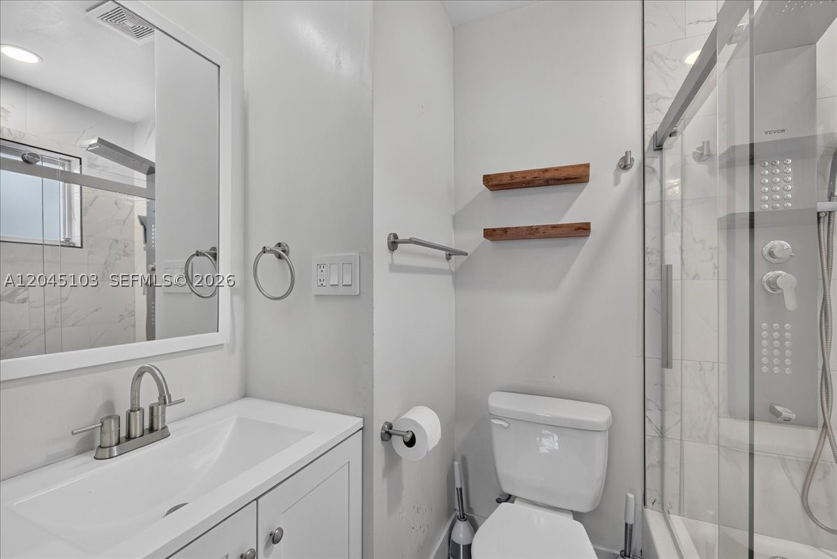 1131 N 75th Ave Property Photo 17