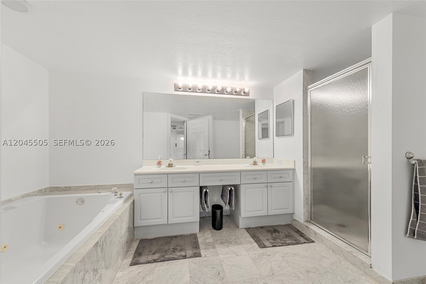 17275 Collins Ave 804 Property Photo 14