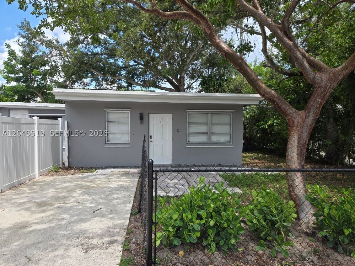 325 SW 14th Ct C Property Photo 1
