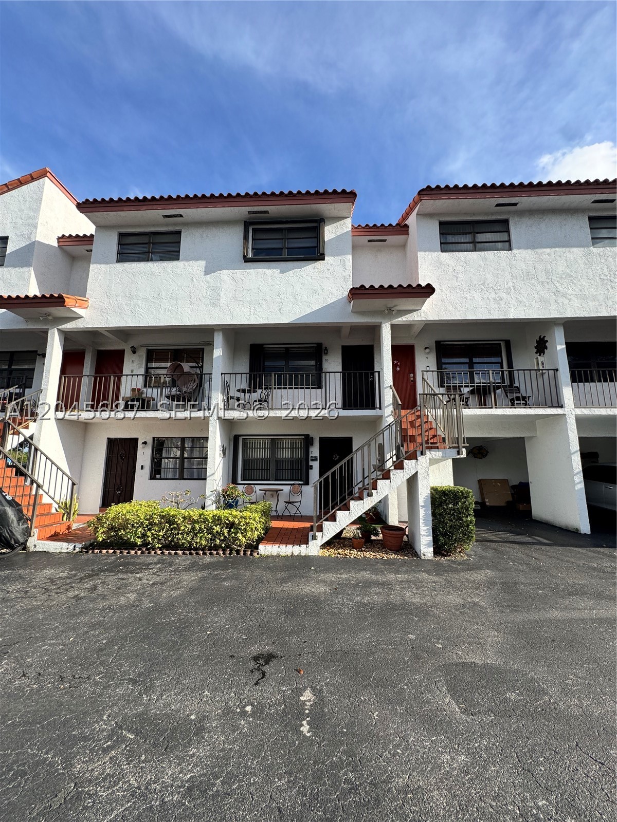 421 Swallow Dr 10 Property Photo 1