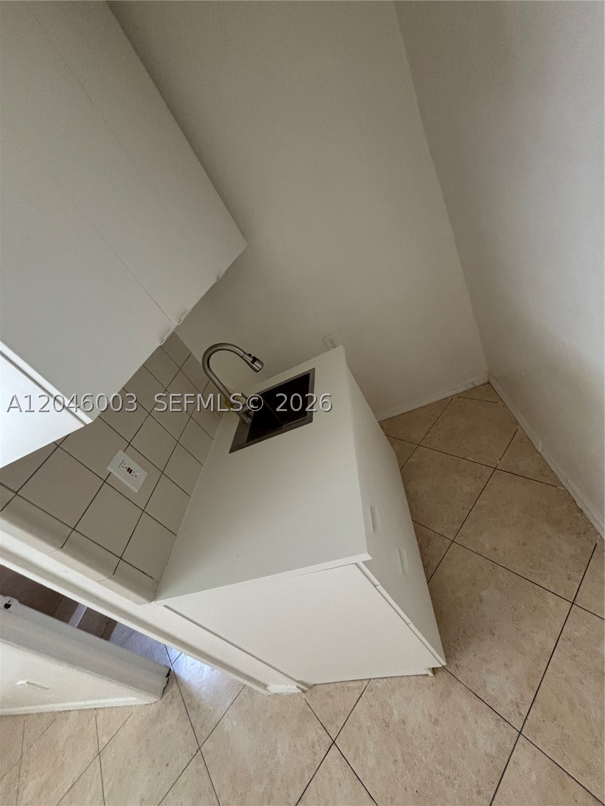 A12046003 Property Photo 3