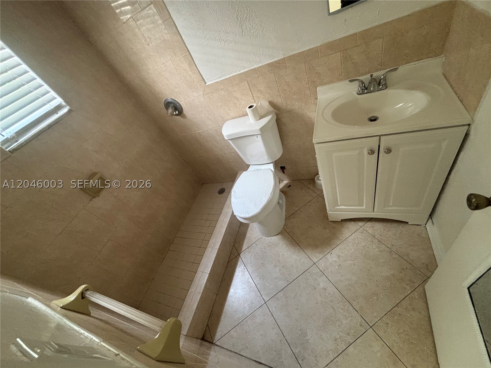 A12046003 Property Photo 4