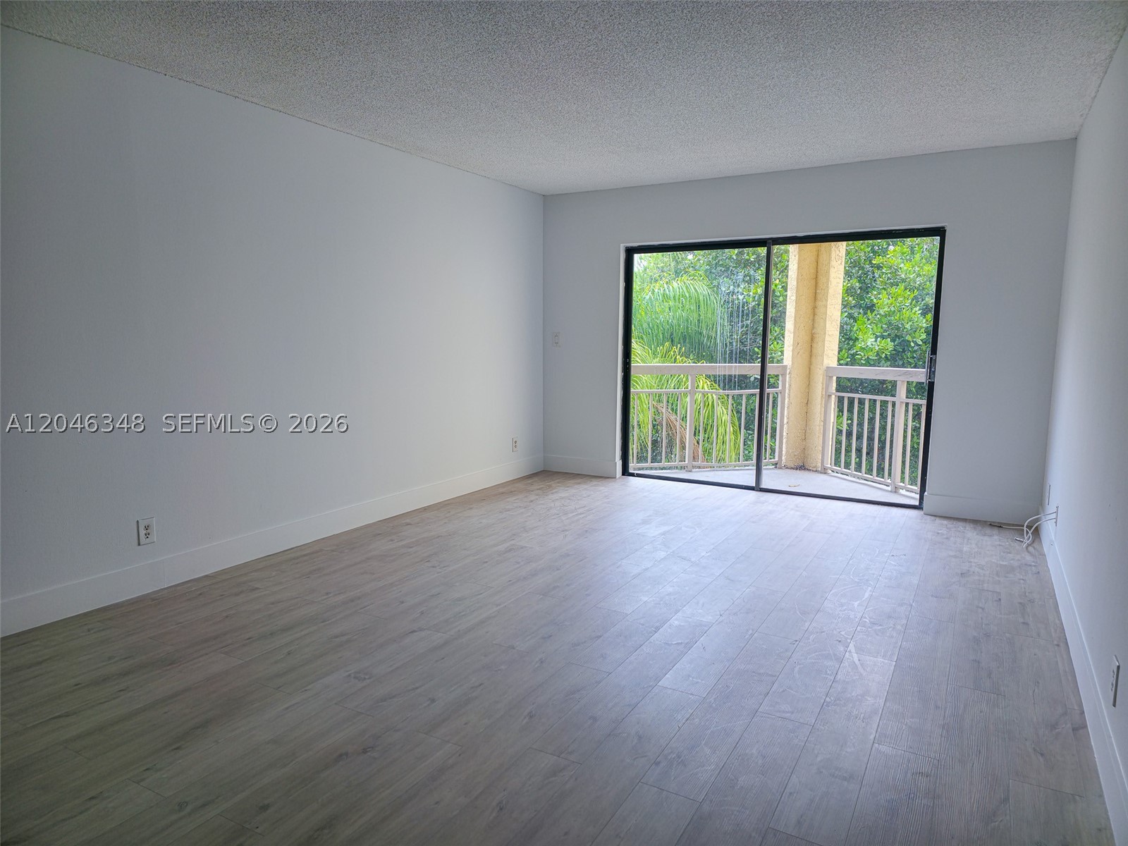 8290 Lake Dr 422 Property Photo 3