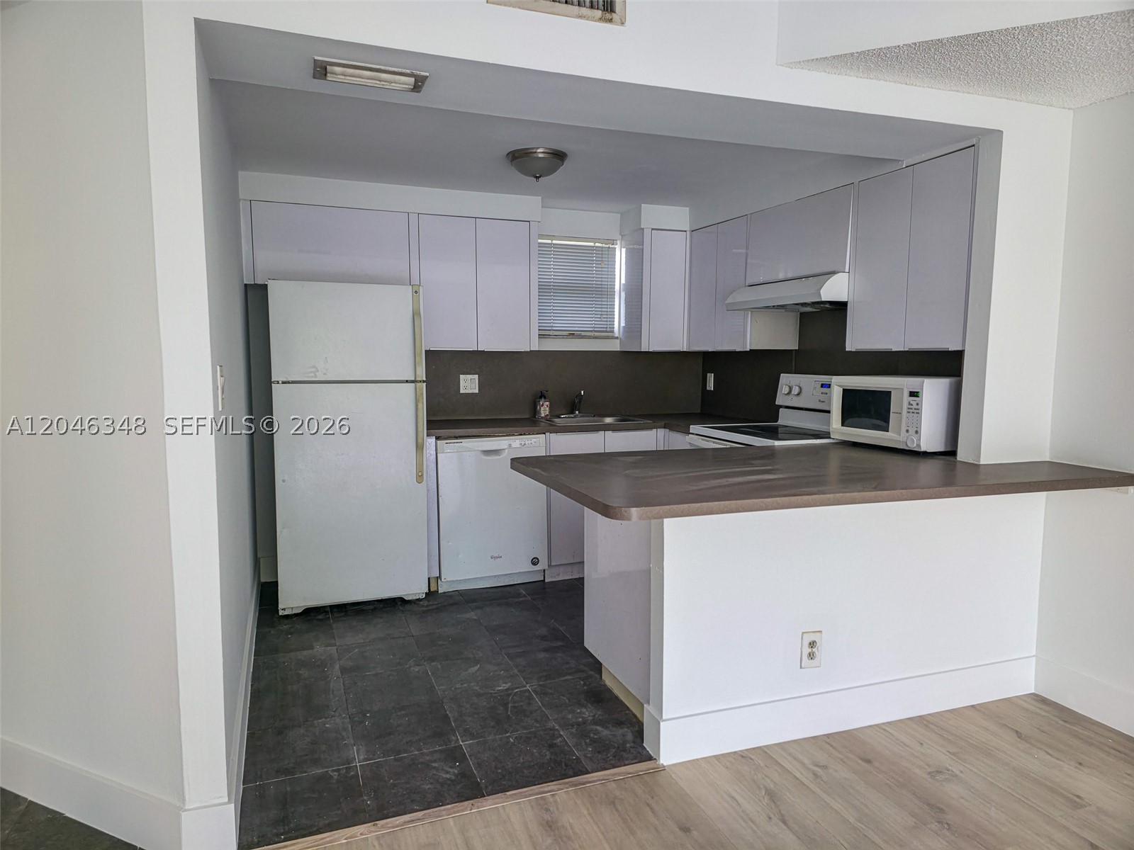 8290 Lake Dr 422 Property Photo 4
