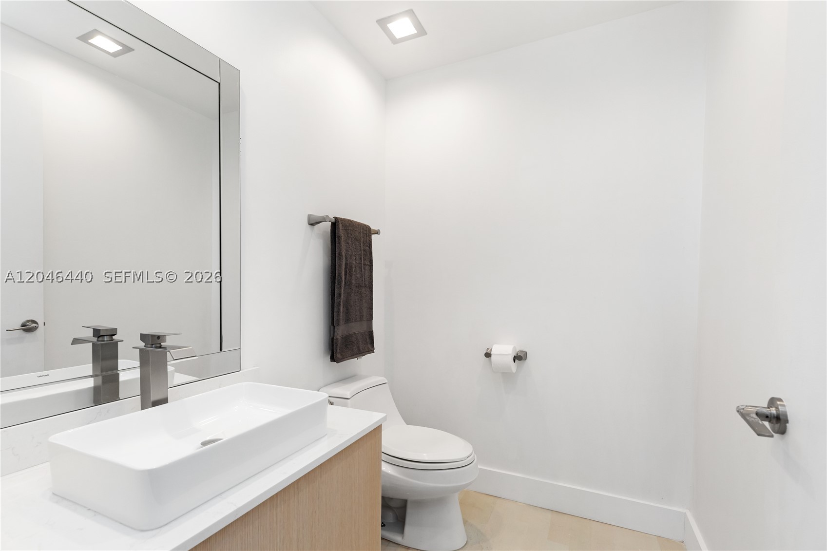 300 S Pointe Dr 907 Property Photo 52