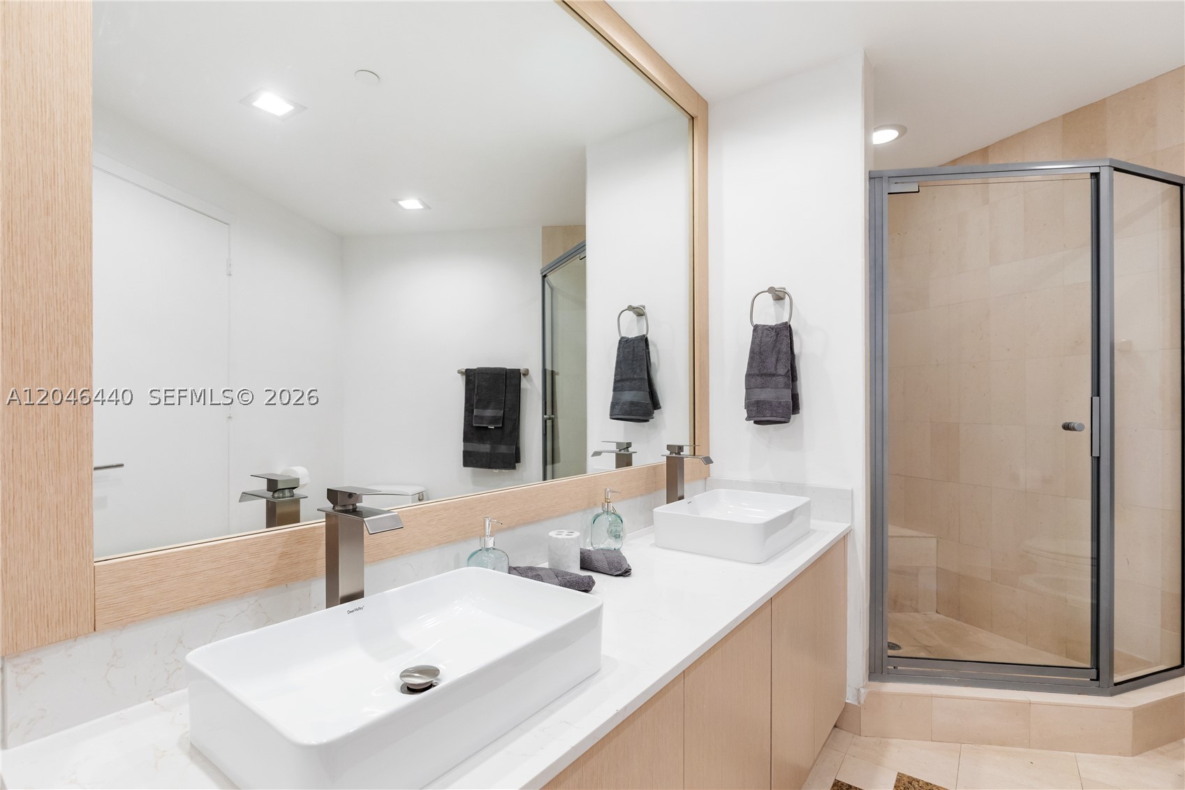300 S Pointe Dr 907 Property Photo 55