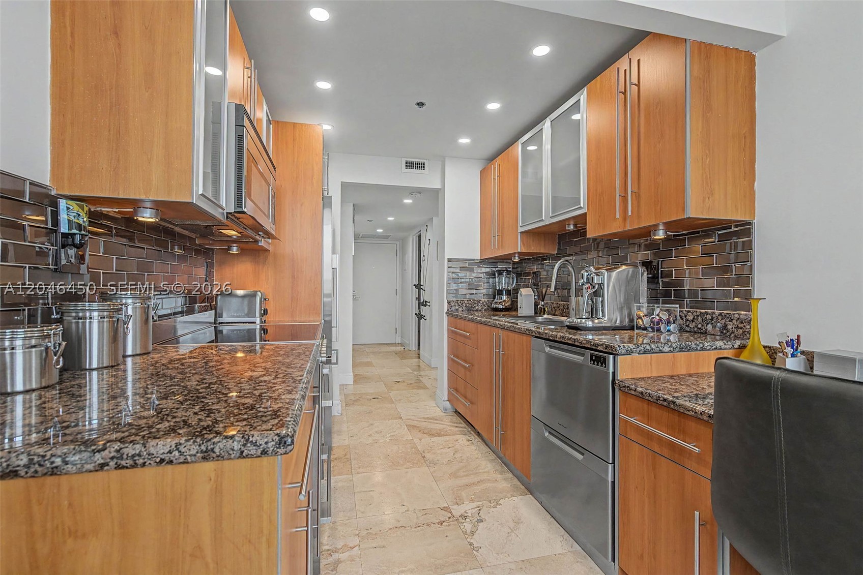 2555 Collins Ave 1814 Property Photo 4