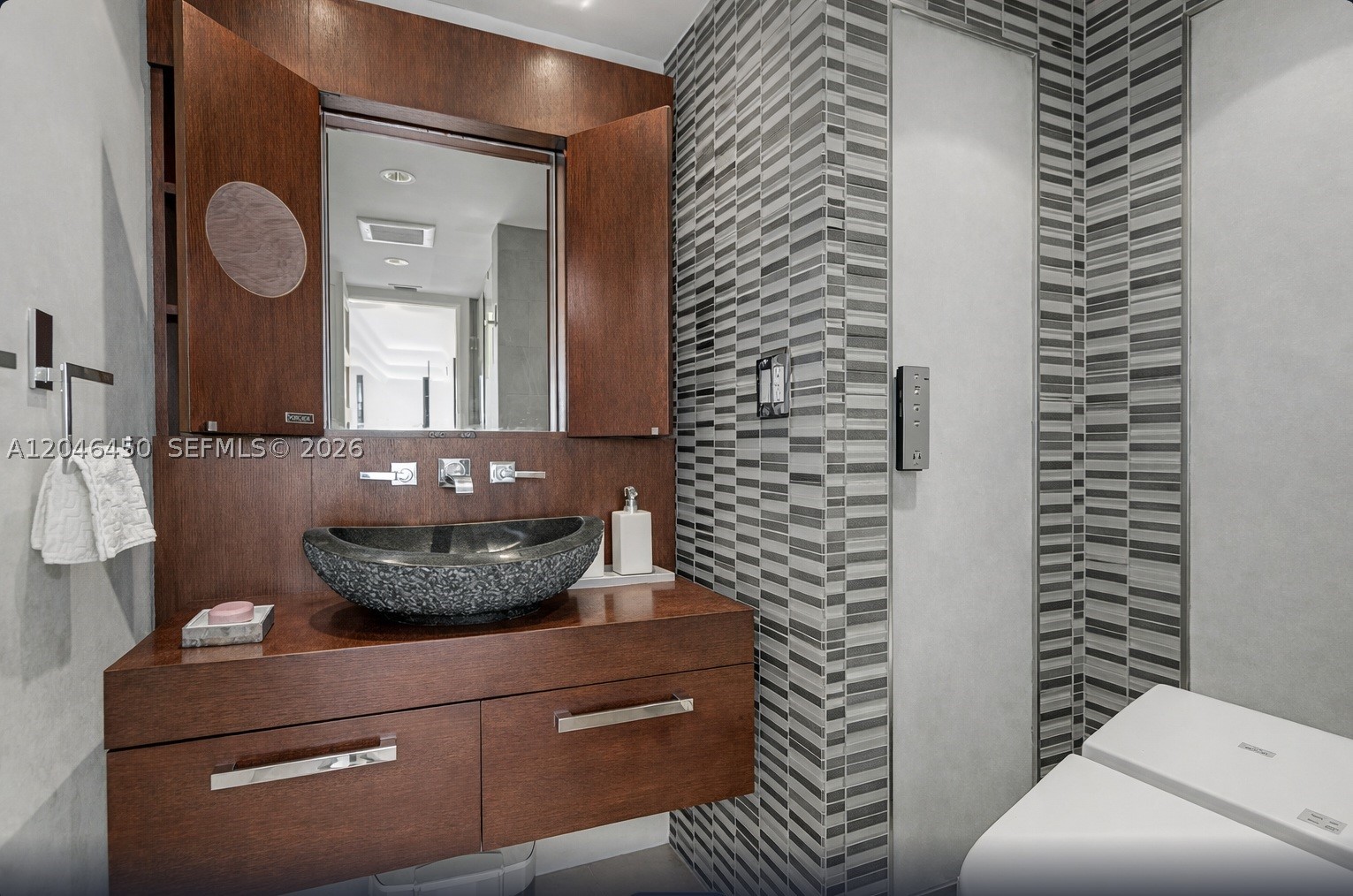 2555 Collins Ave 1814 Property Photo 11