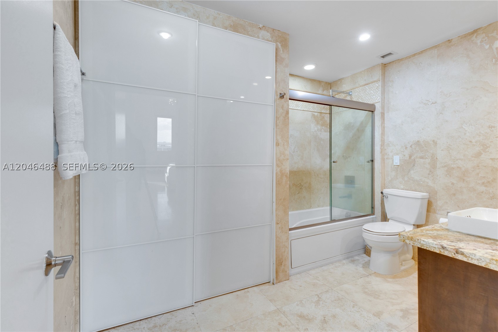 2301 Collins Ave Ph22 Property Photo 13