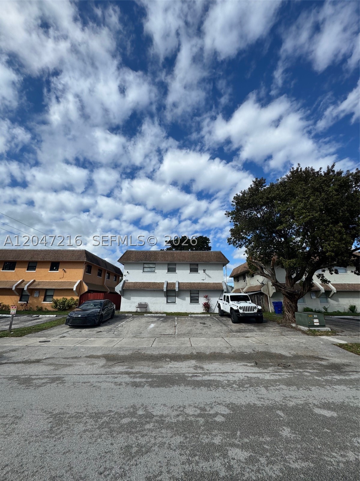 1741 SW 40th Ter Property Photo 1