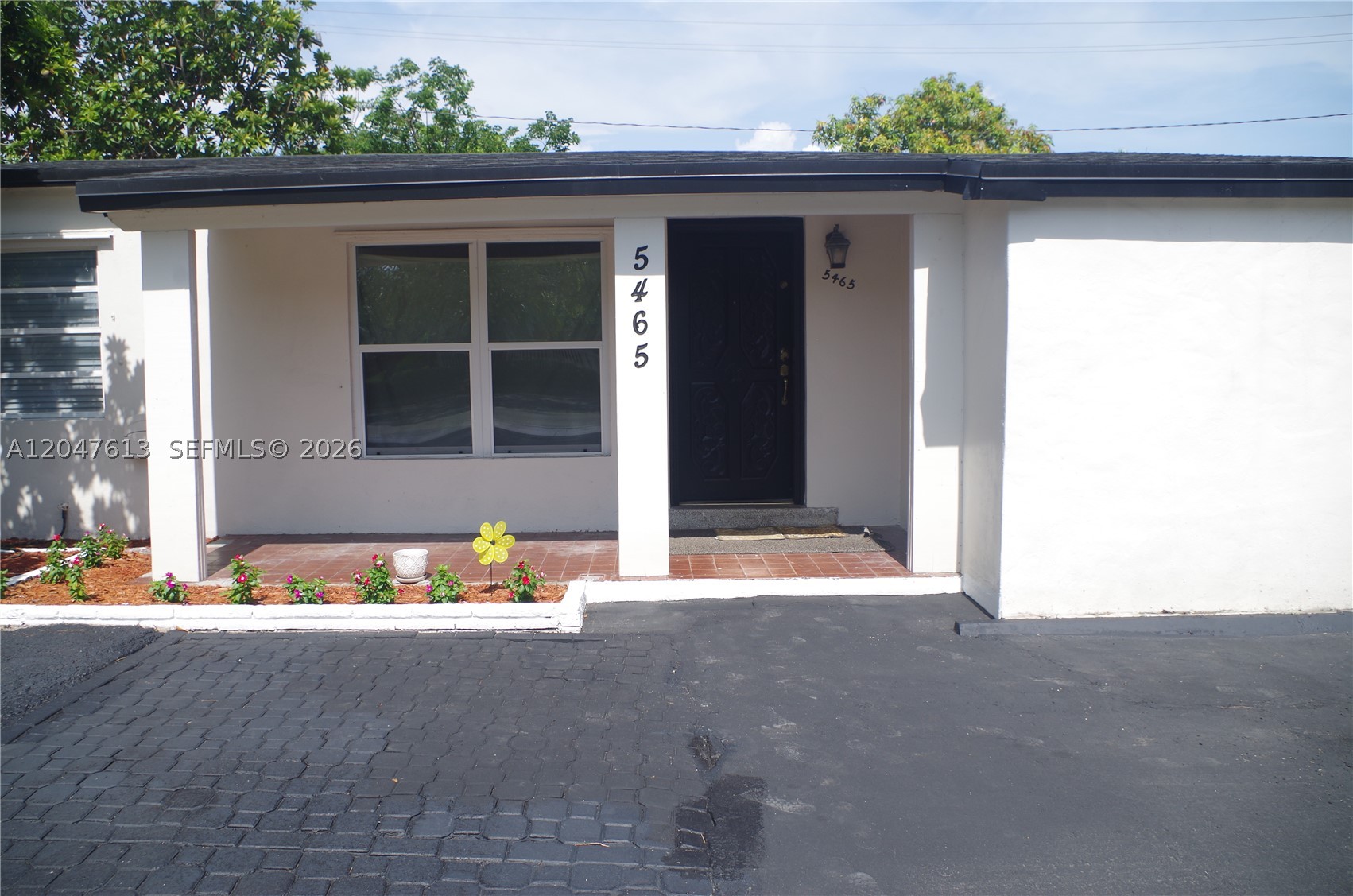 5465 N Andrews Ave Property Photo 1