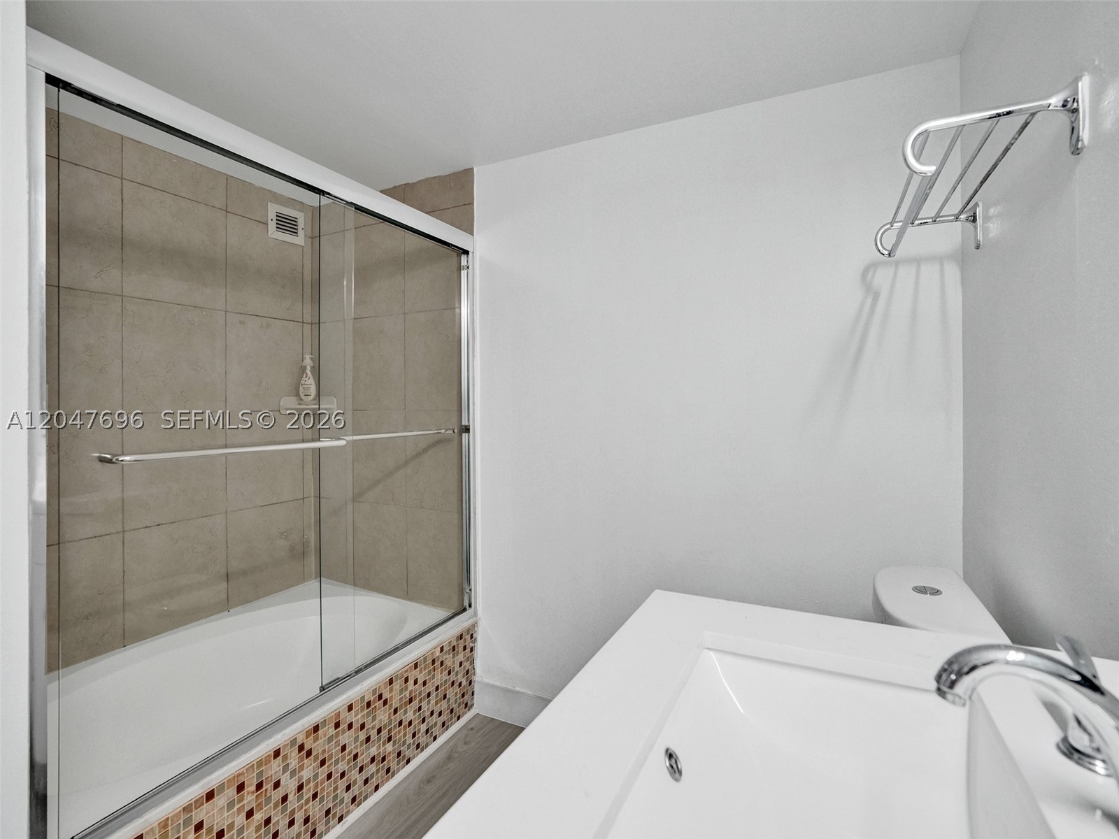 800 Parkview Dr 131 Property Photo 20