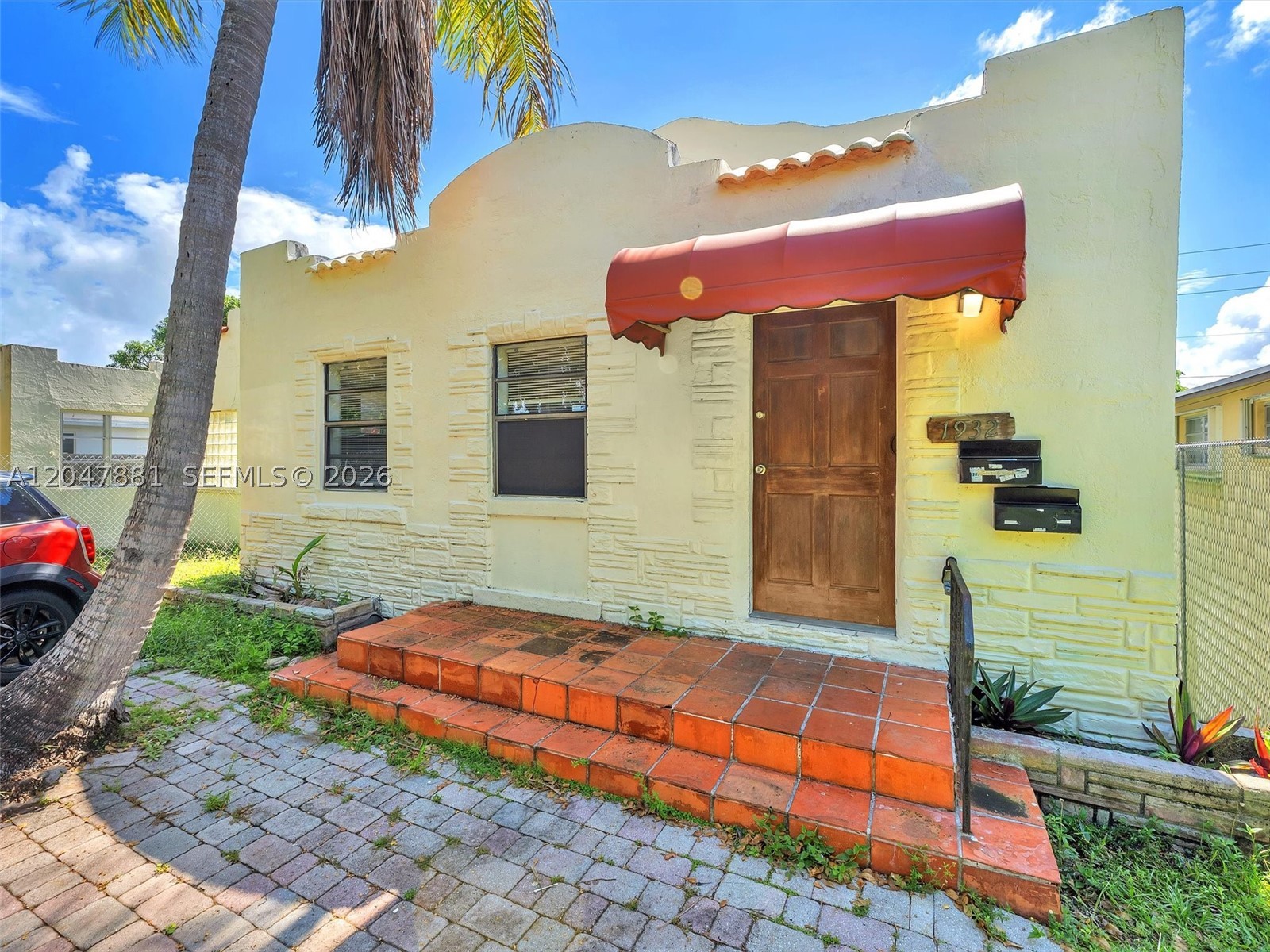 1932 Dewey St Property Photo 3