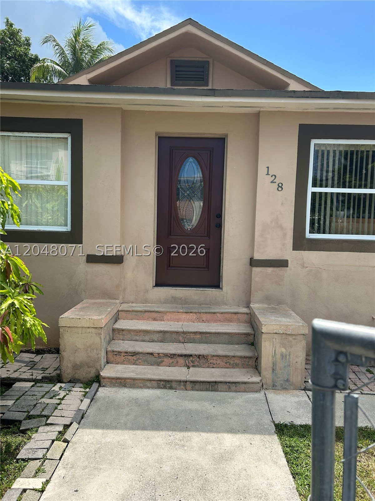 128 SW 11th Ave Property Photo 1