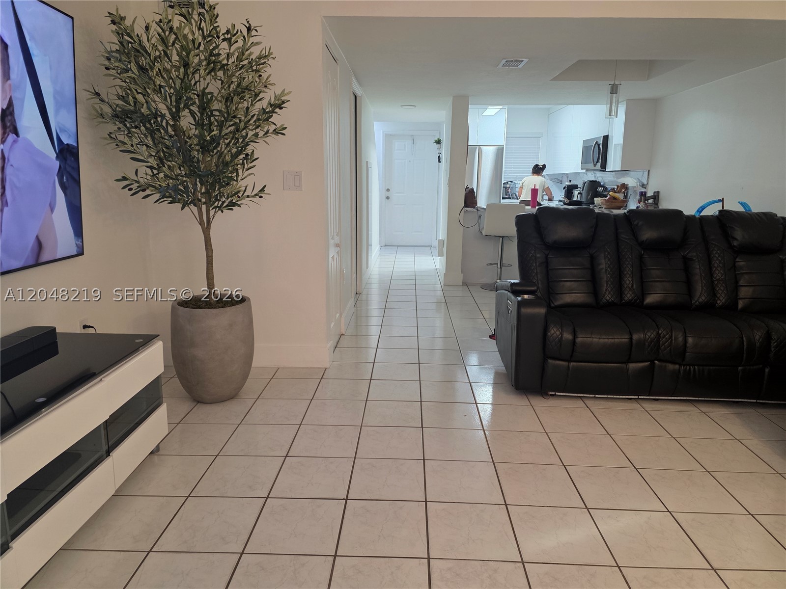 523 W 68th St 5 Property Photo 3