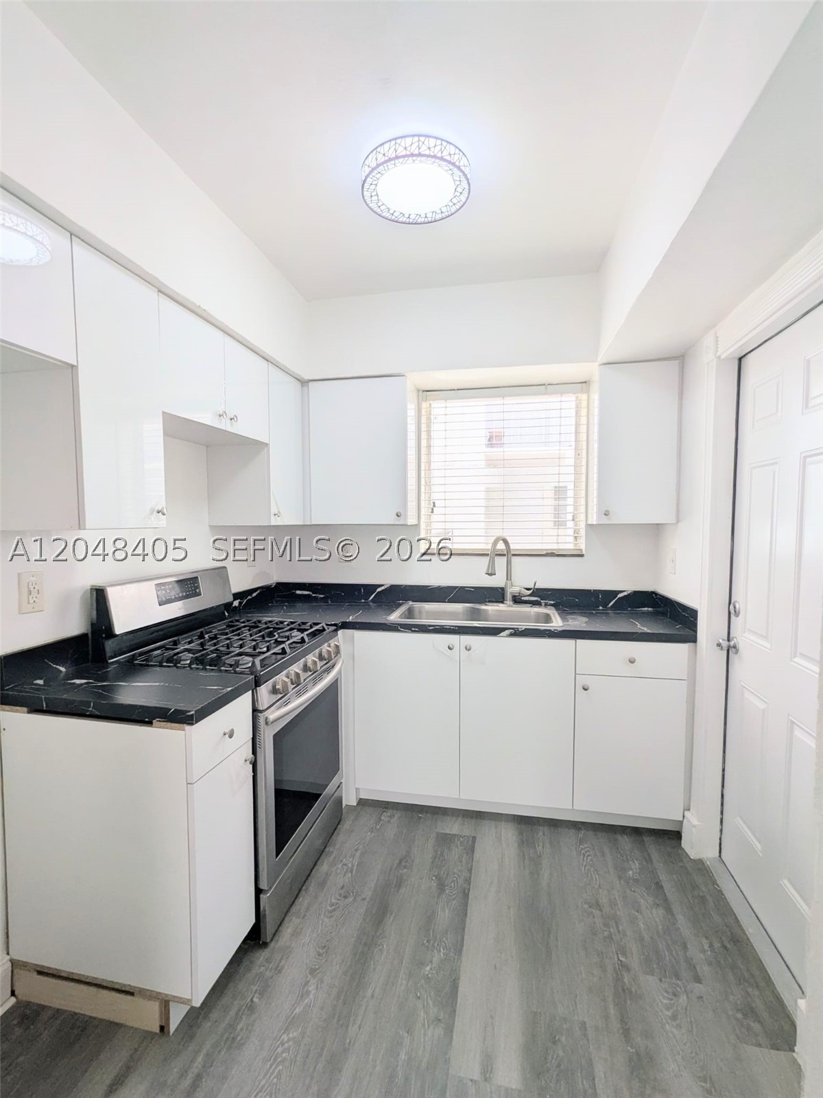 7815 Crespi Blvd 1 Property Photo 8