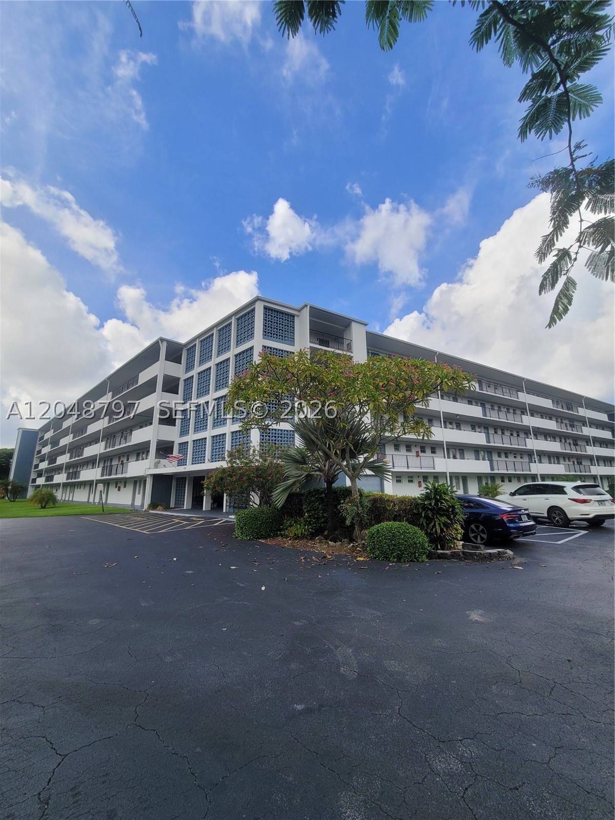 950 Hillcrest Dr 109 Property Photo 1