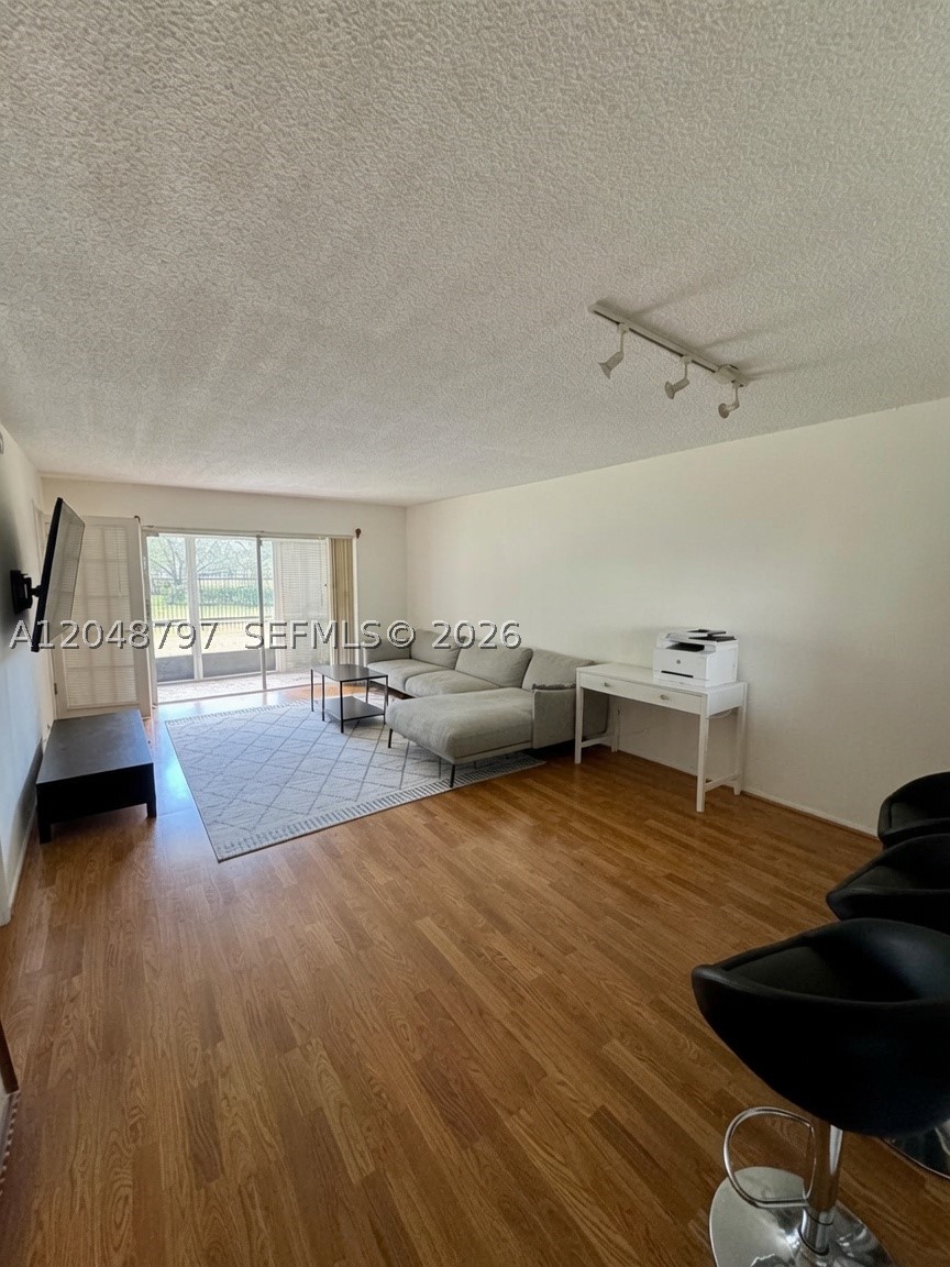 950 Hillcrest Dr 109 Property Photo 3