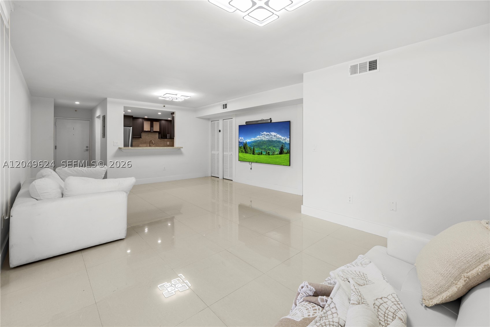 2457 Collins Ave 307 Property Photo 9