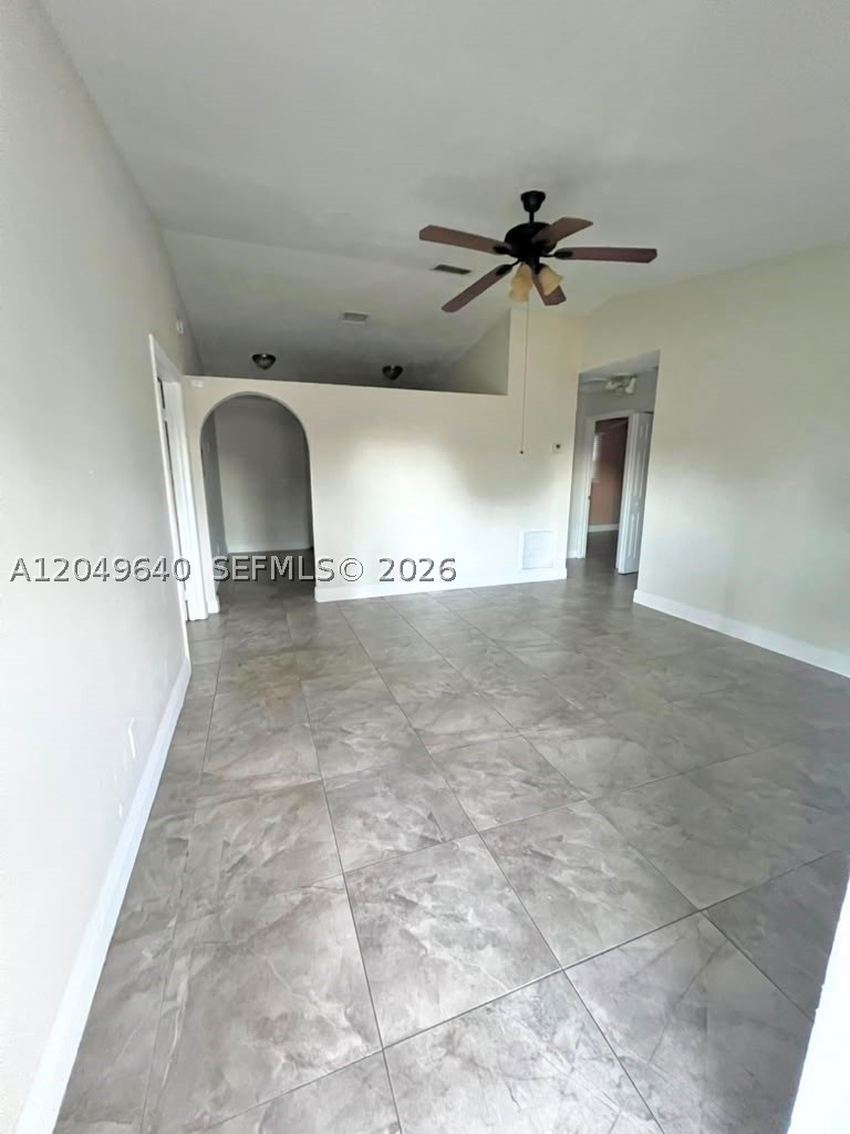 2201 Scott St B Property Photo 3