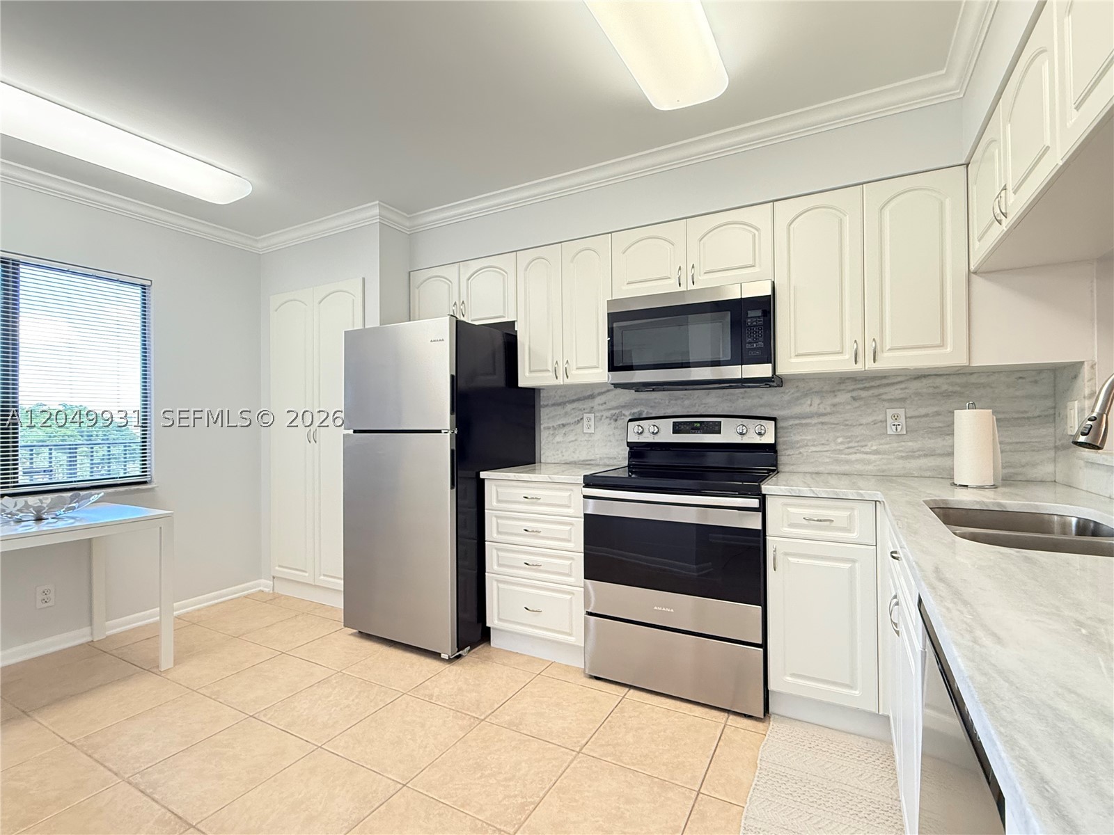 2206 S Cypress Bend Dr 508 Property Photo 3