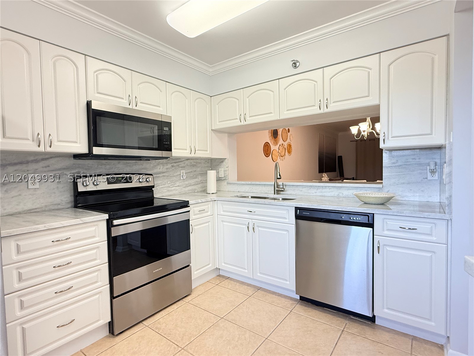 2206 S Cypress Bend Dr 508 Property Photo 9