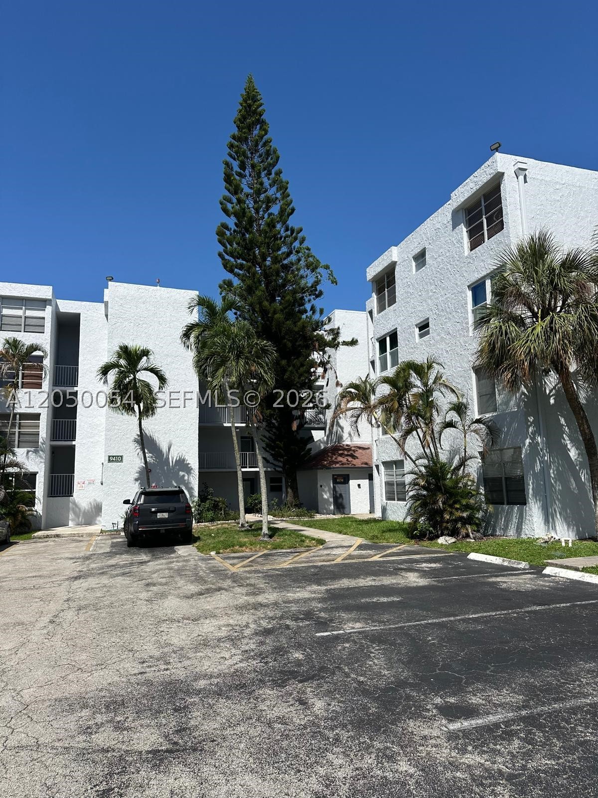 9410 Live Oak Pl 305 Property Photo 1