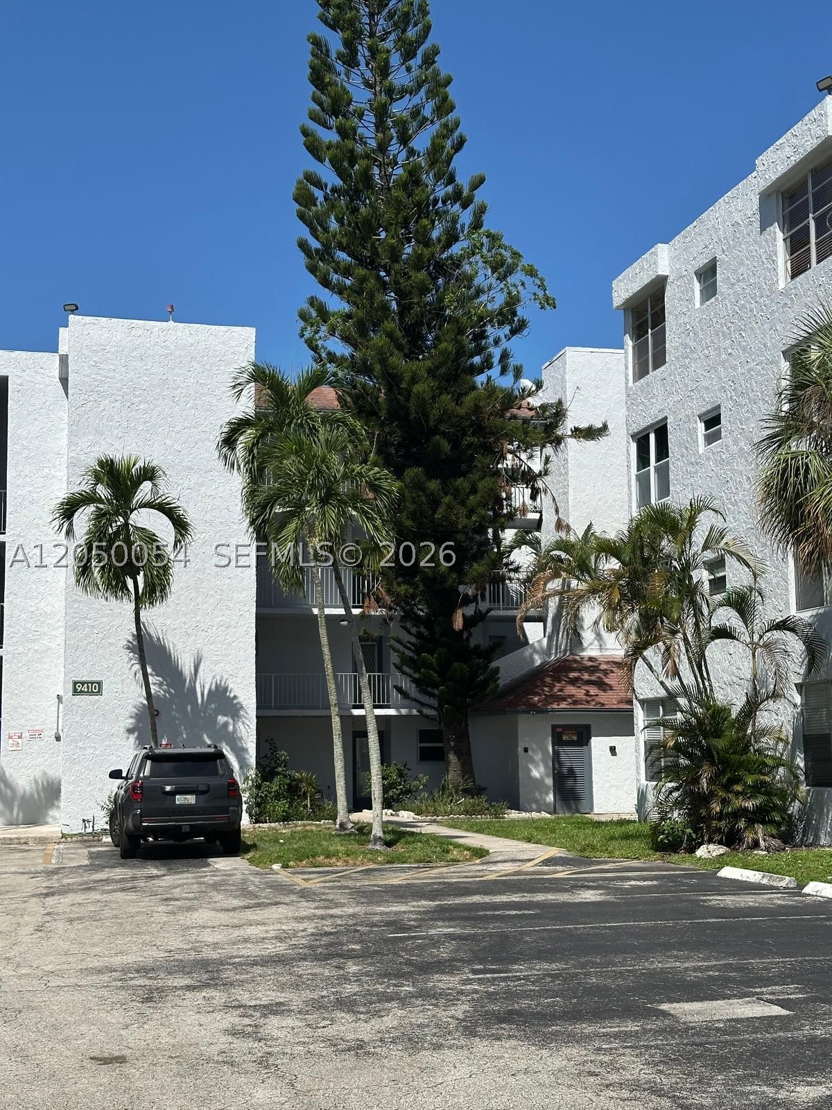 9410 Live Oak Pl 305 Property Photo 2