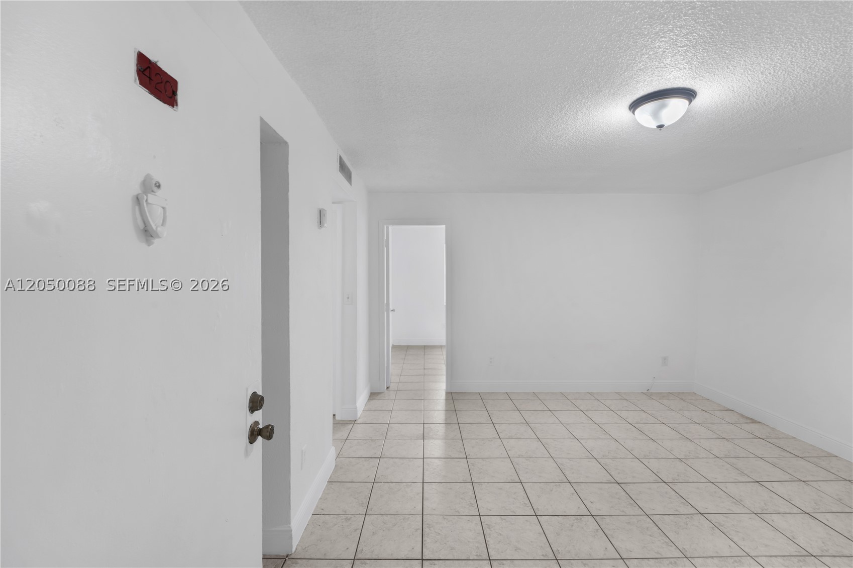 1305 W 53rd St 420 Property Photo 3