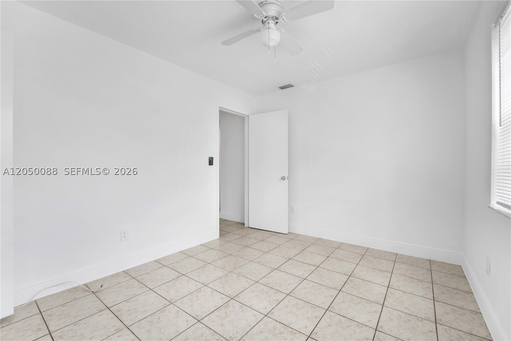 1305 W 53rd St 420 Property Photo 13