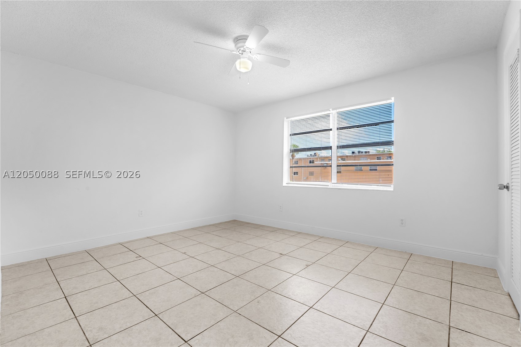 1305 W 53rd St 420 Property Photo 16