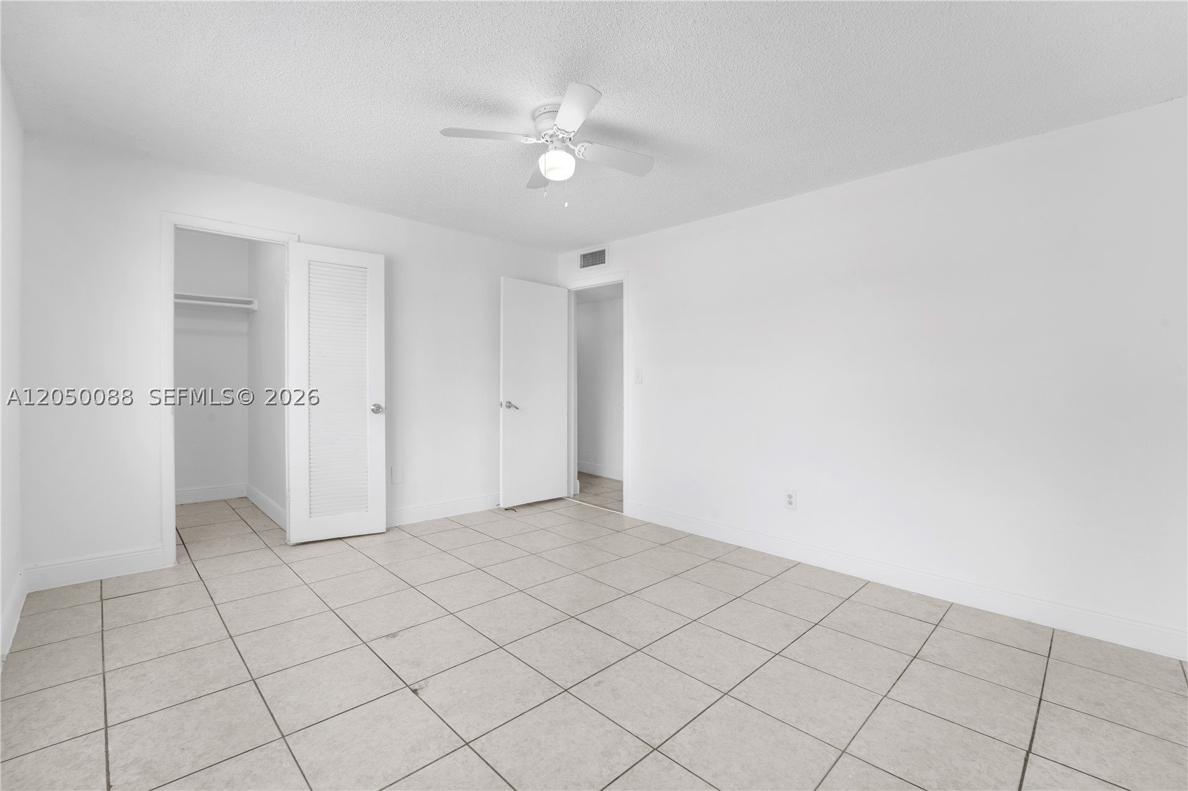 1305 W 53rd St 420 Property Photo 17
