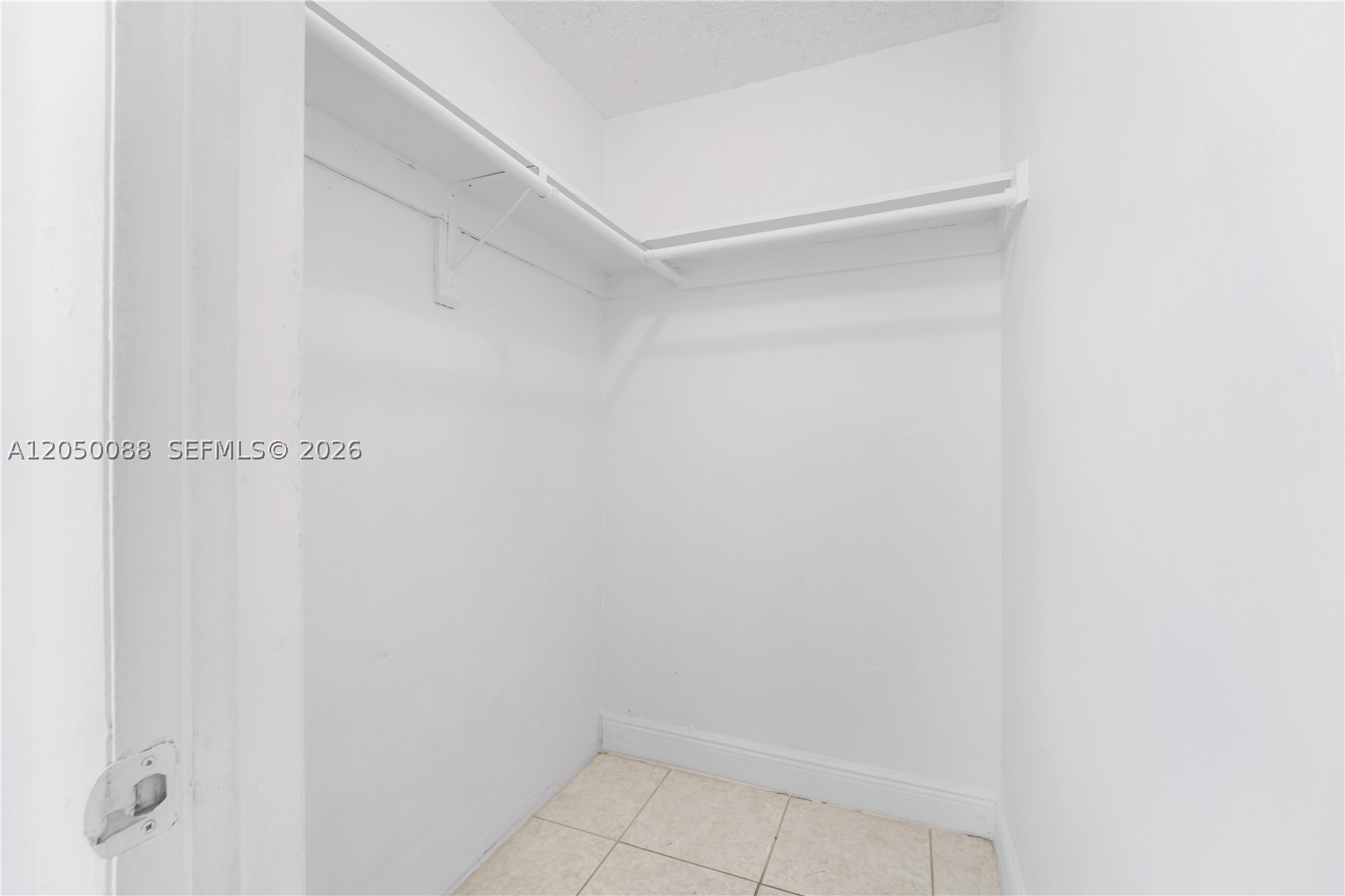 1305 W 53rd St 420 Property Photo 18