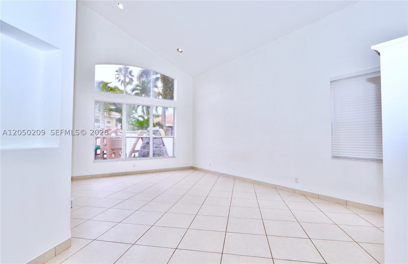 A12050209 Property Photo 6