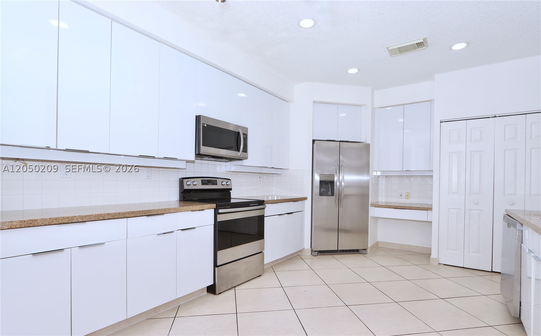 A12050209 Property Photo 13